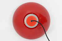 Fog & Morup(フォグ&モーラップ)社より、Jo Hammerborg(ヨー・ハーマボー)によってデザインされた「Lakaj」ペンダントライトです。直径34cmのシェードは、赤の外装と内側のホワイト&ボトムカバーの淡いイエローの配色が美しい光を柔らかく拡散し、空間に温もりと視覚的なアクセントを与えます。点灯時にはシェード上部から漏れる光が間接照明としても機能し、北欧ビンテージ家具と調和する洗練された雰囲気を演出します。ダイニングやリビングの照明に最適な、希少性と機能美を兼ね備えた一灯です。