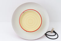 Fog & Morup(フォグ&モーラップ)社より、Jo Hammerborg(ヨー・ハーマボー)によってデザインされた「Lakaj」ペンダントライトです。直径34cmのシェードは、赤の外装と内側のホワイト&ボトムカバーの淡いイエローの配色が美しい光を柔らかく拡散し、空間に温もりと視覚的なアクセントを与えます。点灯時にはシェード上部から漏れる光が間接照明としても機能し、北欧ビンテージ家具と調和する洗練された雰囲気を演出します。ダイニングやリビングの照明に最適な、希少性と機能美を兼ね備えた一灯です。