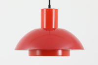 Fog & Morup(フォグ&モーラップ)社より、Jo Hammerborg(ヨー・ハーマボー)によってデザインされた「Lakaj」ペンダントライトです。直径34cmのシェードは、赤の外装と内側のホワイト&ボトムカバーの淡いイエローの配色が美しい光を柔らかく拡散し、空間に温もりと視覚的なアクセントを与えます。点灯時にはシェード上部から漏れる光が間接照明としても機能し、北欧ビンテージ家具と調和する洗練された雰囲気を演出します。ダイニングやリビングの照明に最適な、希少性と機能美を兼ね備えた一灯です。