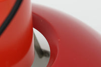 Fog & Morup(フォグ&モーラップ)社より、Jo Hammerborg(ヨー・ハーマボー)によってデザインされた「Lakaj」ペンダントライトです。直径34cmのシェードは、赤の外装と内側のホワイト&ボトムカバーの淡いイエローの配色が美しい光を柔らかく拡散し、空間に温もりと視覚的なアクセントを与えます。点灯時にはシェード上部から漏れる光が間接照明としても機能し、北欧ビンテージ家具と調和する洗練された雰囲気を演出します。ダイニングやリビングの照明に最適な、希少性と機能美を兼ね備えた一灯です。