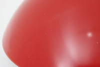 Fog & Morup(フォグ&モーラップ)社より、Jo Hammerborg(ヨー・ハーマボー)によってデザインされた「Lakaj」ペンダントライトです。直径34cmのシェードは、赤の外装と内側のホワイト&ボトムカバーの淡いイエローの配色が美しい光を柔らかく拡散し、空間に温もりと視覚的なアクセントを与えます。点灯時にはシェード上部から漏れる光が間接照明としても機能し、北欧ビンテージ家具と調和する洗練された雰囲気を演出します。ダイニングやリビングの照明に最適な、希少性と機能美を兼ね備えた一灯です。