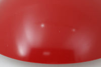 Fog & Morup(フォグ&モーラップ)社より、Jo Hammerborg(ヨー・ハーマボー)によってデザインされた「Lakaj」ペンダントライトです。直径34cmのシェードは、赤の外装と内側のホワイト&ボトムカバーの淡いイエローの配色が美しい光を柔らかく拡散し、空間に温もりと視覚的なアクセントを与えます。点灯時にはシェード上部から漏れる光が間接照明としても機能し、北欧ビンテージ家具と調和する洗練された雰囲気を演出します。ダイニングやリビングの照明に最適な、希少性と機能美を兼ね備えた一灯です。