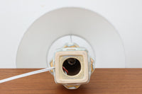 デンマーク・ボーンホルム島の陶器メーカーSoholm(スーホルム)で製作されたテーブルランプ。デザイナーはEinar Johansen(アイナー・ヨハンセン)。立体的なレリーフ模様と、ブルーグレーに淡くアイスブルーが重なる美しい釉薬の表情が特徴です。ユニークなフォルムも印象的で、置くだけで空間に存在感をもたらします。シェードは新品のリネン製を合わせています。北欧ヴィンテージらしい温もりと洗練を兼ね備えた一点です。