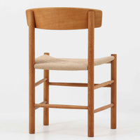 デンマークを代表するデザイナー、Borge MogensenによってFDBのためにデザインされたJ39チェアは、オーク材の丸脚と座面に丁寧に編み込まれたペーパーコードが特徴の、素朴ながらも完成度の高い北欧ビンテージチェアです。農村のキッチンチェアをルーツに持つそのデザインは、無駄を省いた潔い構造と機能美が融合し、空間に凛とした佇まいをもたらします。ダイニングはもちろん、ワークチェアやアクセントチェアとしても重宝する一脚です。