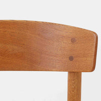 デンマークを代表するデザイナー、Borge MogensenによってFDBのためにデザインされたJ39チェアは、オーク材の丸脚と座面に丁寧に編み込まれたペーパーコードが特徴の、素朴ながらも完成度の高い北欧ビンテージチェアです。農村のキッチンチェアをルーツに持つそのデザインは、無駄を省いた潔い構造と機能美が融合し、空間に凛とした佇まいをもたらします。ダイニングはもちろん、ワークチェアやアクセントチェアとしても重宝する一脚です。