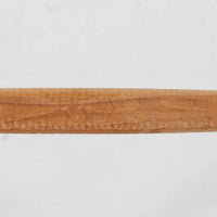 デンマークを代表するデザイナー、Borge MogensenによってFDBのためにデザインされたJ39チェアは、オーク材の丸脚と座面に丁寧に編み込まれたペーパーコードが特徴の、素朴ながらも完成度の高い北欧ビンテージチェアです。農村のキッチンチェアをルーツに持つそのデザインは、無駄を省いた潔い構造と機能美が融合し、空間に凛とした佇まいをもたらします。ダイニングはもちろん、ワークチェアやアクセントチェアとしても重宝する一脚です。