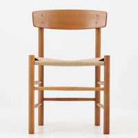 デンマークを代表するデザイナー、Borge MogensenによってFDBのためにデザインされたJ39チェアは、オーク材の丸脚と座面に丁寧に編み込まれたペーパーコードが特徴の、素朴ながらも完成度の高い北欧ビンテージチェアです。農村のキッチンチェアをルーツに持つそのデザインは、無駄を省いた潔い構造と機能美が融合し、空間に凛とした佇まいをもたらします。ダイニングはもちろん、ワークチェアやアクセントチェアとしても重宝する一脚です。