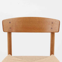 デンマークを代表するデザイナー、Borge MogensenによってFDBのためにデザインされたJ39チェアは、オーク材の丸脚と座面に丁寧に編み込まれたペーパーコードが特徴の、素朴ながらも完成度の高い北欧ビンテージチェアです。農村のキッチンチェアをルーツに持つそのデザインは、無駄を省いた潔い構造と機能美が融合し、空間に凛とした佇まいをもたらします。ダイニングはもちろん、ワークチェアやアクセントチェアとしても重宝する一脚です。