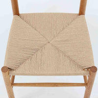 デンマークを代表するデザイナー、Borge MogensenによってFDBのためにデザインされたJ39チェアは、オーク材の丸脚と座面に丁寧に編み込まれたペーパーコードが特徴の、素朴ながらも完成度の高い北欧ビンテージチェアです。農村のキッチンチェアをルーツに持つそのデザインは、無駄を省いた潔い構造と機能美が融合し、空間に凛とした佇まいをもたらします。ダイニングはもちろん、ワークチェアやアクセントチェアとしても重宝する一脚です。