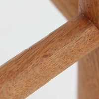 デンマークを代表するデザイナー、Borge MogensenによってFDBのためにデザインされたJ39チェアは、オーク材の丸脚と座面に丁寧に編み込まれたペーパーコードが特徴の、素朴ながらも完成度の高い北欧ビンテージチェアです。農村のキッチンチェアをルーツに持つそのデザインは、無駄を省いた潔い構造と機能美が融合し、空間に凛とした佇まいをもたらします。ダイニングはもちろん、ワークチェアやアクセントチェアとしても重宝する一脚です。