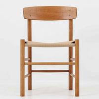 デンマークを代表するデザイナー、Borge MogensenによってFDBのためにデザインされたJ39チェアは、オーク材の丸脚と座面に丁寧に編み込まれたペーパーコードが特徴の、素朴ながらも完成度の高い北欧ビンテージチェアです。農村のキッチンチェアをルーツに持つそのデザインは、無駄を省いた潔い構造と機能美が融合し、空間に凛とした佇まいをもたらします。ダイニングはもちろん、ワークチェアやアクセントチェアとしても重宝する一脚です。