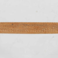 デンマークを代表するデザイナー、Borge MogensenによってFDBのためにデザインされたJ39チェアは、オーク材の丸脚と座面に丁寧に編み込まれたペーパーコードが特徴の、素朴ながらも完成度の高い北欧ビンテージチェアです。農村のキッチンチェアをルーツに持つそのデザインは、無駄を省いた潔い構造と機能美が融合し、空間に凛とした佇まいをもたらします。ダイニングはもちろん、ワークチェアやアクセントチェアとしても重宝する一脚です。