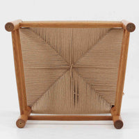 デンマークを代表するデザイナー、Borge MogensenによってFDBのためにデザインされたJ39チェアは、オーク材の丸脚と座面に丁寧に編み込まれたペーパーコードが特徴の、素朴ながらも完成度の高い北欧ビンテージチェアです。農村のキッチンチェアをルーツに持つそのデザインは、無駄を省いた潔い構造と機能美が融合し、空間に凛とした佇まいをもたらします。ダイニングはもちろん、ワークチェアやアクセントチェアとしても重宝する一脚です。