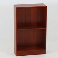 温かみのある色合いが美しいマホガニー材を用いたこちらのブックシェルフは、幅47cmのコンパクトなサイズ感が魅力の北欧ビンテージ品です。棚板は高さ調整が可能で、書籍や小物を効率よく収納できる実用性の高い設計となっています。丸みを帯びた縁の仕上げや、すっきりとしたシンプルな佇まいが上品で、リビングやベッドサイドのサブ収納としても活躍します。経年により深まった木肌の風合いも、一点物ならではの味わいです。