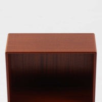 温かみのある色合いが美しいマホガニー材を用いたこちらのブックシェルフは、幅47cmのコンパクトなサイズ感が魅力の北欧ビンテージ品です。棚板は高さ調整が可能で、書籍や小物を効率よく収納できる実用性の高い設計となっています。丸みを帯びた縁の仕上げや、すっきりとしたシンプルな佇まいが上品で、リビングやベッドサイドのサブ収納としても活躍します。経年により深まった木肌の風合いも、一点物ならではの味わいです。