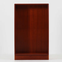 温かみのある色合いが美しいマホガニー材を用いたこちらのブックシェルフは、幅47cmのコンパクトなサイズ感が魅力の北欧ビンテージ品です。棚板は高さ調整が可能で、書籍や小物を効率よく収納できる実用性の高い設計となっています。丸みを帯びた縁の仕上げや、すっきりとしたシンプルな佇まいが上品で、リビングやベッドサイドのサブ収納としても活躍します。経年により深まった木肌の風合いも、一点物ならではの味わいです。