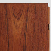 デンマーク製の収納キャビネットです。上段には観音開きの扉内に可動棚が設けられており、食器や書類をすっきりと整理できます。内部まで丁寧に仕上げられており、扉を開けてお気に入りの器やオブジェを飾る“見せる収納”としても楽しめます。扉には鍵が付属しており、大切なものを安全に保管することも可能です。下段には2杯の引き出しが備わり、小物類や日用品の収納にも便利。チーク材の豊かな木目と深みのある色合いが美しく、北欧家具らしい温もりを感じさせます。脚部のテーパー形状が全体を軽やかに見せ、シンプルながら上質な存在感を放つ一台です。