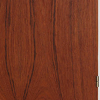 デンマーク製の収納キャビネットです。上段には観音開きの扉内に可動棚が設けられており、食器や書類をすっきりと整理できます。内部まで丁寧に仕上げられており、扉を開けてお気に入りの器やオブジェを飾る“見せる収納”としても楽しめます。扉には鍵が付属しており、大切なものを安全に保管することも可能です。下段には2杯の引き出しが備わり、小物類や日用品の収納にも便利。チーク材の豊かな木目と深みのある色合いが美しく、北欧家具らしい温もりを感じさせます。脚部のテーパー形状が全体を軽やかに見せ、シンプルながら上質な存在感を放つ一台です。