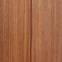 デンマーク製の収納キャビネットです。上段には観音開きの扉内に可動棚が設けられており、食器や書類をすっきりと整理できます。内部まで丁寧に仕上げられており、扉を開けてお気に入りの器やオブジェを飾る“見せる収納”としても楽しめます。扉には鍵が付属しており、大切なものを安全に保管することも可能です。下段には2杯の引き出しが備わり、小物類や日用品の収納にも便利。チーク材の豊かな木目と深みのある色合いが美しく、北欧家具らしい温もりを感じさせます。脚部のテーパー形状が全体を軽やかに見せ、シンプルながら上質な存在感を放つ一台です。