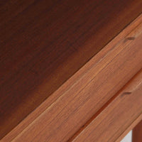 デンマーク製の収納キャビネットです。上段には観音開きの扉内に可動棚が設けられており、食器や書類をすっきりと整理できます。内部まで丁寧に仕上げられており、扉を開けてお気に入りの器やオブジェを飾る“見せる収納”としても楽しめます。扉には鍵が付属しており、大切なものを安全に保管することも可能です。下段には2杯の引き出しが備わり、小物類や日用品の収納にも便利。チーク材の豊かな木目と深みのある色合いが美しく、北欧家具らしい温もりを感じさせます。脚部のテーパー形状が全体を軽やかに見せ、シンプルながら上質な存在感を放つ一台です。