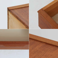 デンマーク製の収納キャビネットです。上段には観音開きの扉内に可動棚が設けられており、食器や書類をすっきりと整理できます。内部まで丁寧に仕上げられており、扉を開けてお気に入りの器やオブジェを飾る“見せる収納”としても楽しめます。扉には鍵が付属しており、大切なものを安全に保管することも可能です。下段には2杯の引き出しが備わり、小物類や日用品の収納にも便利。チーク材の豊かな木目と深みのある色合いが美しく、北欧家具らしい温もりを感じさせます。脚部のテーパー形状が全体を軽やかに見せ、シンプルながら上質な存在感を放つ一台です。