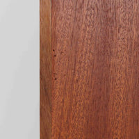 デンマーク製の収納キャビネットです。上段には観音開きの扉内に可動棚が設けられており、食器や書類をすっきりと整理できます。内部まで丁寧に仕上げられており、扉を開けてお気に入りの器やオブジェを飾る“見せる収納”としても楽しめます。扉には鍵が付属しており、大切なものを安全に保管することも可能です。下段には2杯の引き出しが備わり、小物類や日用品の収納にも便利。チーク材の豊かな木目と深みのある色合いが美しく、北欧家具らしい温もりを感じさせます。脚部のテーパー形状が全体を軽やかに見せ、シンプルながら上質な存在感を放つ一台です。