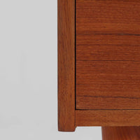 デンマーク製の収納キャビネットです。上段には観音開きの扉内に可動棚が設けられており、食器や書類をすっきりと整理できます。内部まで丁寧に仕上げられており、扉を開けてお気に入りの器やオブジェを飾る“見せる収納”としても楽しめます。扉には鍵が付属しており、大切なものを安全に保管することも可能です。下段には2杯の引き出しが備わり、小物類や日用品の収納にも便利。チーク材の豊かな木目と深みのある色合いが美しく、北欧家具らしい温もりを感じさせます。脚部のテーパー形状が全体を軽やかに見せ、シンプルながら上質な存在感を放つ一台です。