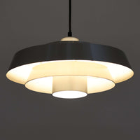 Jo Hammerborgがデザインし、Fog & Morup社から発表されたペンダントライト「Nova」です。アルミを用いた精緻なシェード構造が特徴で、直径40cmのサイズはダイニングやリビングの照明に適しています。重なり合うシェードが光を柔らかく拡散し、眩しさを抑えながら温かみのある空間を演出。シルバーの質感と洗練されたフォルムは、モダンでありながら北欧デザインらしい静かな存在感を放ちます。ビンテージならではの希少性に加え、素材の経年変化が加わることで、光とともに独特の風合いを楽しめる逸品です。