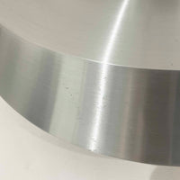 Jo Hammerborgがデザインし、Fog & Morup社から発表されたペンダントライト「Nova」です。アルミを用いた精緻なシェード構造が特徴で、直径40cmのサイズはダイニングやリビングの照明に適しています。重なり合うシェードが光を柔らかく拡散し、眩しさを抑えながら温かみのある空間を演出。シルバーの質感と洗練されたフォルムは、モダンでありながら北欧デザインらしい静かな存在感を放ちます。ビンテージならではの希少性に加え、素材の経年変化が加わることで、光とともに独特の風合いを楽しめる逸品です。