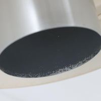 Jo Hammerborgがデザインし、Fog & Morup社から発表されたペンダントライト「Nova」です。アルミを用いた精緻なシェード構造が特徴で、直径40cmのサイズはダイニングやリビングの照明に適しています。重なり合うシェードが光を柔らかく拡散し、眩しさを抑えながら温かみのある空間を演出。シルバーの質感と洗練されたフォルムは、モダンでありながら北欧デザインらしい静かな存在感を放ちます。ビンテージならではの希少性に加え、素材の経年変化が加わることで、光とともに独特の風合いを楽しめる逸品です。