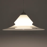 Torben Jorgensenによってデザインされ、Royal Copenhagen社から発表されたペンダントライト「Opus」です。直径42cmの大ぶりなサイズで、ガラスとアルミの組み合わせによる透明感と光沢感が際立ちます。上部のすりガラス部分から柔らかく光が広がり、下部のシェードが直接光を和らげて空間全体を心地よく照らします。シンプルでありながら優美なフォルムは、ダイニングやリビングに上質なアクセントを添え、北欧ビンテージならではのモダンで落ち着いた雰囲気を演出します。希少な一灯です。