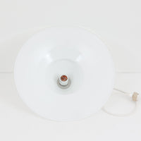 Torben Jorgensenによってデザインされ、Royal Copenhagen社から発表されたペンダントライト「Opus」です。直径42cmの大ぶりなサイズで、ガラスとアルミの組み合わせによる透明感と光沢感が際立ちます。上部のすりガラス部分から柔らかく光が広がり、下部のシェードが直接光を和らげて空間全体を心地よく照らします。シンプルでありながら優美なフォルムは、ダイニングやリビングに上質なアクセントを添え、北欧ビンテージならではのモダンで落ち着いた雰囲気を演出します。希少な一灯です。