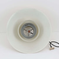 Svend Middelboeがデザインし、Nordisk Solar社より発表されたペンダントライト「Auditorie」です。直径49cmの大ぶりなサイズと、アルミ素材に施された美しい真鍮色の仕上げが特徴で、点灯時には下方向に効率よく光を届けつつ、柔らかく反射する光が空間を上品に彩ります。大胆なフォルムながらもバランスの取れたデザインは、1960年代北欧モダンのエッセンスを凝縮しており、ダイニングやリビングの主照明として存在感を放ちます。経年により深みを増した表情はビンテージならではの魅力で、機能性と美しさを兼ね備えた希少な一灯です。