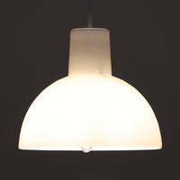 Anja Kjaerがデザインし、Holmegaardより発表された「Skagerrak」シリーズの小ぶりなペンダントライトです。直径20cmのコンパクトなサイズ感ながら、ガラスの透明感とやわらかな光の拡散が魅力で、空間に上質なアクセントを加えます。ホルムガードならではの丁寧なガラスワークが感じられ、点灯時には温もりある光が広がり、食卓や小スペースの照明に最適です。シンプルながらも洗練されたデンマークデザインの魅力を堪能できるビンテージアイテムです。