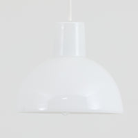 Anja Kjaerがデザインし、Holmegaardより発表された「Skagerrak」シリーズの小ぶりなペンダントライトです。直径20cmのコンパクトなサイズ感ながら、ガラスの透明感とやわらかな光の拡散が魅力で、空間に上質なアクセントを加えます。ホルムガードならではの丁寧なガラスワークが感じられ、点灯時には温もりある光が広がり、食卓や小スペースの照明に最適です。シンプルながらも洗練されたデンマークデザインの魅力を堪能できるビンテージアイテムです。