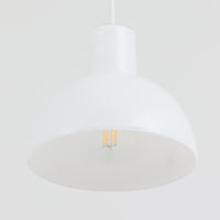 Anja Kjaerがデザインし、Holmegaardより発表された「Skagerrak」シリーズの小ぶりなペンダントライトです。直径20cmのコンパクトなサイズ感ながら、ガラスの透明感とやわらかな光の拡散が魅力で、空間に上質なアクセントを加えます。ホルムガードならではの丁寧なガラスワークが感じられ、点灯時には温もりある光が広がり、食卓や小スペースの照明に最適です。シンプルながらも洗練されたデンマークデザインの魅力を堪能できるビンテージアイテムです。