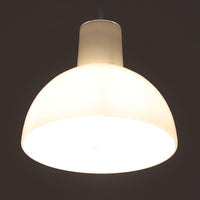 Anja Kjaerがデザインし、Holmegaardより発表された「Skagerrak」シリーズの小ぶりなペンダントライトです。直径20cmのコンパクトなサイズ感ながら、ガラスの透明感とやわらかな光の拡散が魅力で、空間に上質なアクセントを加えます。ホルムガードならではの丁寧なガラスワークが感じられ、点灯時には温もりある光が広がり、食卓や小スペースの照明に最適です。シンプルながらも洗練されたデンマークデザインの魅力を堪能できるビンテージアイテムです。