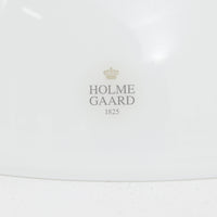 Anja Kjaerがデザインし、Holmegaardより発表された「Skagerrak」シリーズの小ぶりなペンダントライトです。直径20cmのコンパクトなサイズ感ながら、ガラスの透明感とやわらかな光の拡散が魅力で、空間に上質なアクセントを加えます。ホルムガードならではの丁寧なガラスワークが感じられ、点灯時には温もりある光が広がり、食卓や小スペースの照明に最適です。シンプルながらも洗練されたデンマークデザインの魅力を堪能できるビンテージアイテムです。