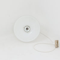 Anja Kjaerがデザインし、Holmegaardより発表された「Skagerrak」シリーズの小ぶりなペンダントライトです。直径20cmのコンパクトなサイズ感ながら、ガラスの透明感とやわらかな光の拡散が魅力で、空間に上質なアクセントを加えます。ホルムガードならではの丁寧なガラスワークが感じられ、点灯時には温もりある光が広がり、食卓や小スペースの照明に最適です。シンプルながらも洗練されたデンマークデザインの魅力を堪能できるビンテージアイテムです。