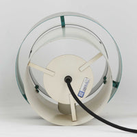 Jo HammerborgがFog & Morup社のためにデザインした「Central」ペンダントライトです。直径23cmのコンパクトなサイズながら、スチール製の二重シリンダー構造が特徴的で、点灯時には上下から光が広がり独特の陰影を演出します。外側のグレーと内側のホワイトがコントラストを生み、点灯時にはほのかなグリーンの光が漏れ出す美しいデザインです。ダイニングや小スペースに適したサイズで、北欧モダンのエッセンスを感じさせるビンテージ照明です。シェードの内側に施されたグリーンの塗装が、点灯時に柔らかなニュアンスを加え、空間に独特の雰囲気を演出します。