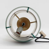 Jo HammerborgがFog & Morup社のためにデザインした「Central」ペンダントライトです。直径23cmのコンパクトなサイズながら、スチール製の二重シリンダー構造が特徴的で、点灯時には上下から光が広がり独特の陰影を演出します。外側のグレーと内側のホワイトがコントラストを生み、点灯時にはほのかなグリーンの光が漏れ出す美しいデザインです。ダイニングや小スペースに適したサイズで、北欧モダンのエッセンスを感じさせるビンテージ照明です。シェードの内側に施されたグリーンの塗装が、点灯時に柔らかなニュアンスを加え、空間に独特の雰囲気を演出します。