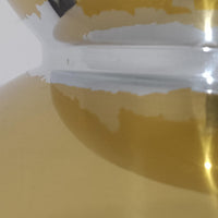 Louis Poulsen社製の小ぶりなペンダントライト「Doo-Wop」です。直径29cmの扱いやすいサイズで、真鍮カラーの上部シェードとホワイトの内側シェードのコントラストが美しいデザイン。点灯時には上下に光を広げ、空間を柔らかく照らし出します。1950年代にデンマーク海軍と共同で開発されたモデルで、シンプルながらも存在感のある佇まいが魅力です。ダイニングやキッチンに適しており、ビンテージならではの味わい深い風合いをお楽しみいただけます。さらに、現行品とは異なりシェードはマイナスネジで固定されており、当時のオリジナルならではのディテールが残されています。