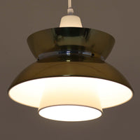 Louis Poulsen社製の小ぶりなペンダントライト「Doo-Wop」です。直径29cmの扱いやすいサイズで、真鍮カラーの上部シェードとホワイトの内側シェードのコントラストが美しいデザイン。点灯時には上下に光を広げ、空間を柔らかく照らし出します。1950年代にデンマーク海軍と共同で開発されたモデルで、シンプルながらも存在感のある佇まいが魅力です。ダイニングやキッチンに適しており、ビンテージならではの味わい深い風合いをお楽しみいただけます。さらに、現行品とは異なりシェードはマイナスネジで固定されており、当時のオリジナルならではのディテールが残されています。