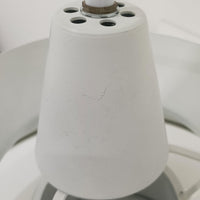 Louis Poulsen社製の小ぶりなペンダントライト「Doo-Wop」です。直径29cmの扱いやすいサイズで、真鍮カラーの上部シェードとホワイトの内側シェードのコントラストが美しいデザイン。点灯時には上下に光を広げ、空間を柔らかく照らし出します。1950年代にデンマーク海軍と共同で開発されたモデルで、シンプルながらも存在感のある佇まいが魅力です。ダイニングやキッチンに適しており、ビンテージならではの味わい深い風合いをお楽しみいただけます。さらに、現行品とは異なりシェードはマイナスネジで固定されており、当時のオリジナルならではのディテールが残されています。