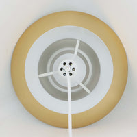 Louis Poulsen社製の小ぶりなペンダントライト「Doo-Wop」です。直径29cmの扱いやすいサイズで、真鍮カラーの上部シェードとホワイトの内側シェードのコントラストが美しいデザイン。点灯時には上下に光を広げ、空間を柔らかく照らし出します。1950年代にデンマーク海軍と共同で開発されたモデルで、シンプルながらも存在感のある佇まいが魅力です。ダイニングやキッチンに適しており、ビンテージならではの味わい深い風合いをお楽しみいただけます。さらに、現行品とは異なりシェードはマイナスネジで固定されており、当時のオリジナルならではのディテールが残されています。