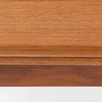 素材と構造の完成度の高さが際立つ正方形エクステンションダイニングテーブルです。天板には上質なチーク材が用いられ、木目の美しさと経年変化による深みのある色合いが北欧ビンテージらしい佇まいを演出します。普段はコンパクトな正方形として使用でき、来客時には左右の天板を引き出すことで広々としたサイズへと拡張可能な実用的な構造です。細身の脚部と幕板のバランスも良く、空間に軽やかな印象を与えます。