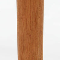 素材と構造の完成度の高さが際立つ正方形エクステンションダイニングテーブルです。天板には上質なチーク材が用いられ、木目の美しさと経年変化による深みのある色合いが北欧ビンテージらしい佇まいを演出します。普段はコンパクトな正方形として使用でき、来客時には左右の天板を引き出すことで広々としたサイズへと拡張可能な実用的な構造です。細身の脚部と幕板のバランスも良く、空間に軽やかな印象を与えます。