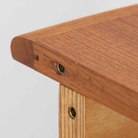 デンマーク製の北欧ビンテージ円形ダイニングテーブルです。チーク材の美しい木目が天板いっぱいに広がり、縁に施されたなだらかな丸みがやわらかな印象を与えます。幅110cmから165cm、さらに220cmまで拡張可能なエクステンション構造で、来客時にもゆとりあるレイアウトを実現。幕板から脚部へとつながる端正なフォルムは職人の確かな技術を感じさせます。家族の団らんからホームパーティーまで幅広く活躍し、経年により深みを増した色艶が空間に温もりと存在感をもたらす一台です。