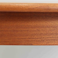 デンマーク製の北欧ビンテージ円形ダイニングテーブルです。チーク材の美しい木目が天板いっぱいに広がり、縁に施されたなだらかな丸みがやわらかな印象を与えます。幅110cmから165cm、さらに220cmまで拡張可能なエクステンション構造で、来客時にもゆとりあるレイアウトを実現。幕板から脚部へとつながる端正なフォルムは職人の確かな技術を感じさせます。家族の団らんからホームパーティーまで幅広く活躍し、経年により深みを増した色艶が空間に温もりと存在感をもたらす一台です。