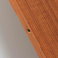 デンマーク製の北欧ビンテージ円形ダイニングテーブルです。チーク材の美しい木目が天板いっぱいに広がり、縁に施されたなだらかな丸みがやわらかな印象を与えます。幅110cmから165cm、さらに220cmまで拡張可能なエクステンション構造で、来客時にもゆとりあるレイアウトを実現。幕板から脚部へとつながる端正なフォルムは職人の確かな技術を感じさせます。家族の団らんからホームパーティーまで幅広く活躍し、経年により深みを増した色艶が空間に温もりと存在感をもたらす一台です。